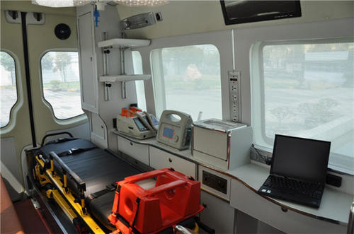 奎屯市救护车内部